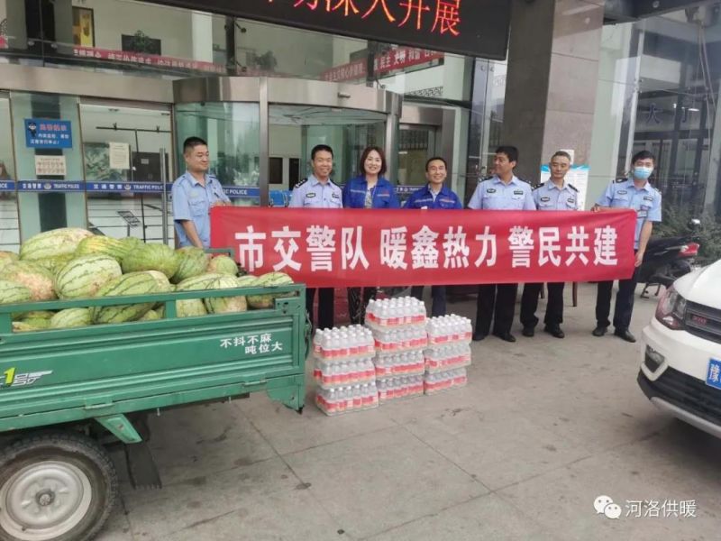 高溫下交警執(zhí)勤忙，暖鑫熱力送瓜送水送清涼